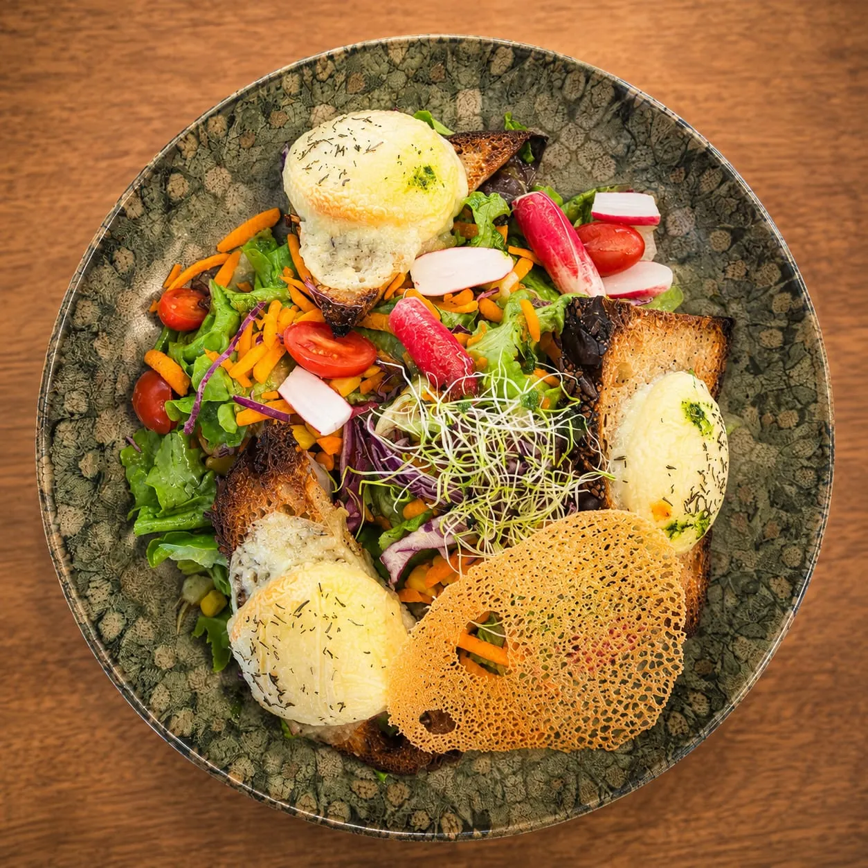 Plat végétarien, salade fraîche